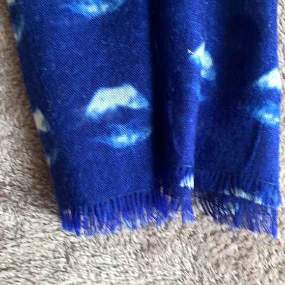 GAP | Blue Lip Print Scarf O/S - Picture 3 of 5